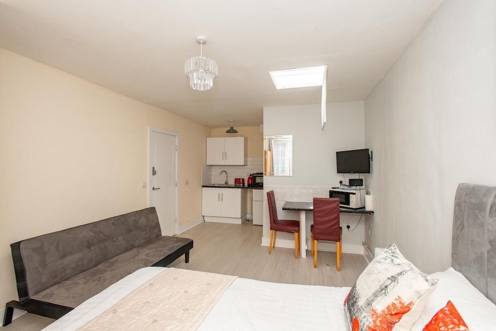 Newly Refurbished Studio, 20 Mins to London Bridge