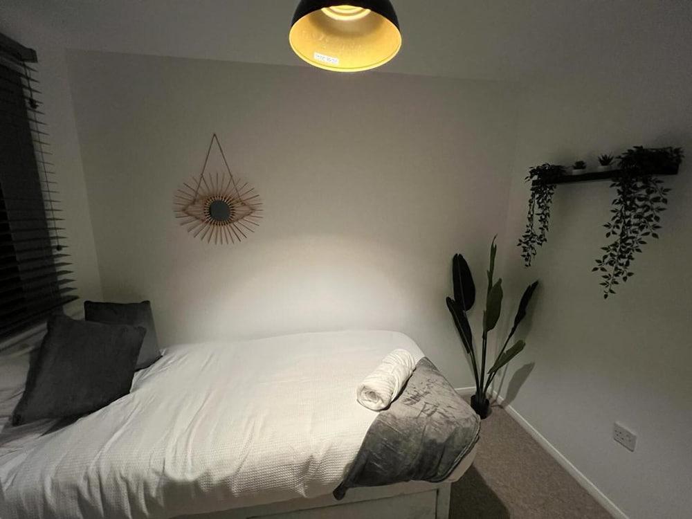 Impeccable 2-bed Apartment in Grays, London