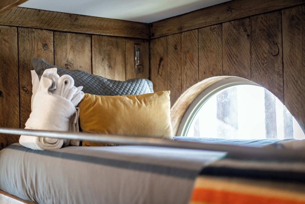 Luxe Mountain Chalet - Hot Tub, Man Cave, Foosball, Peloton