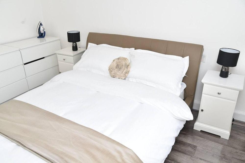 Bright and Spacious 2-bed Apartment in Sutton