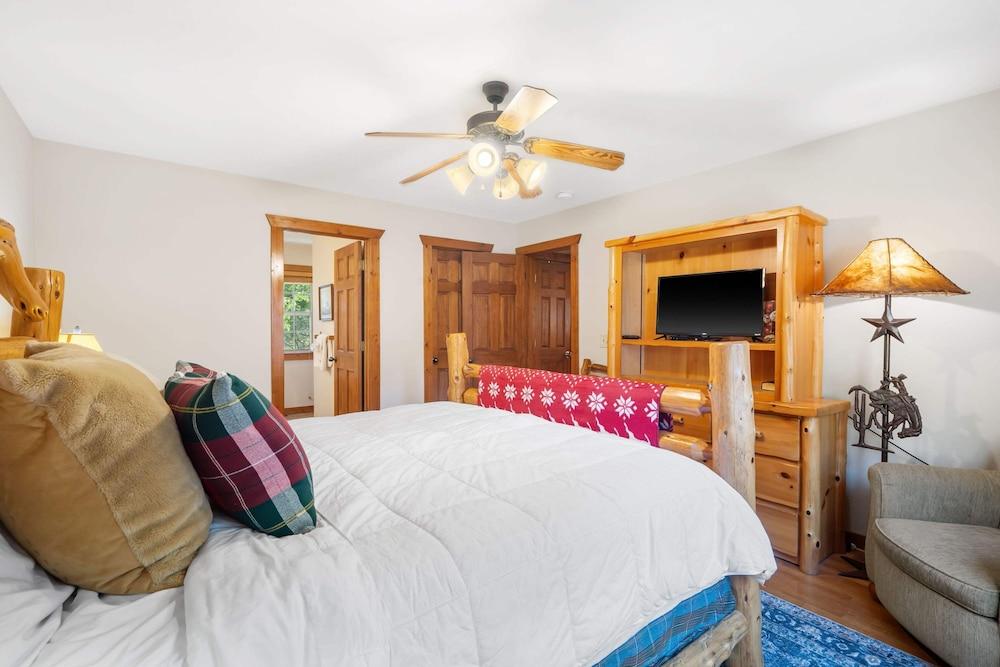 The Lodge on the Creek Branson West Cabin w/ Beautiful Views