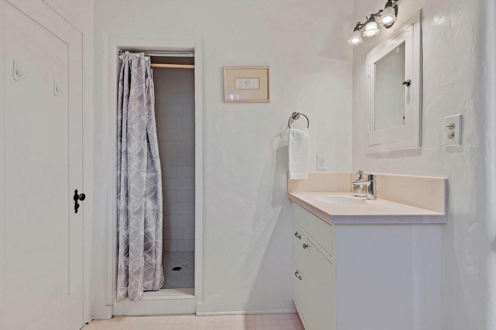 Garden Cottage - Miramar Beach With Shared Deck