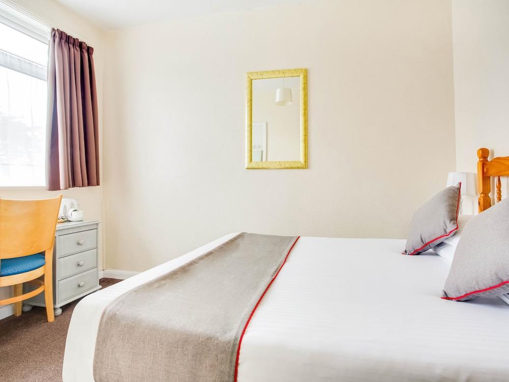 OYO Godolphin Arms Hotel