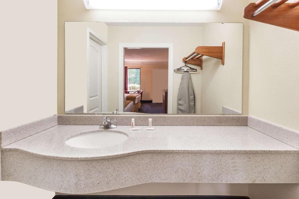 Super 8 by Wyndham Dalton/Convention Center Area