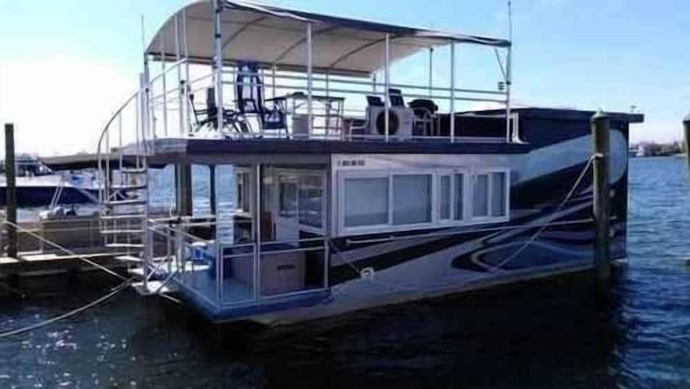 Island Houseboat