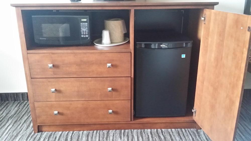 American Inn & Suites