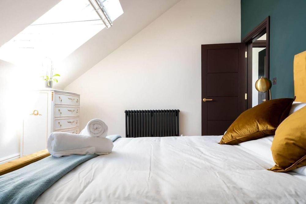 Luxury Beachfront Penthouse, Panoramic Sea Views