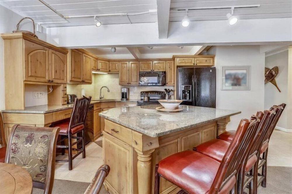 2 Bedroom Condo in Downtown Aspen, Just One Block to Silver Queen Gondola