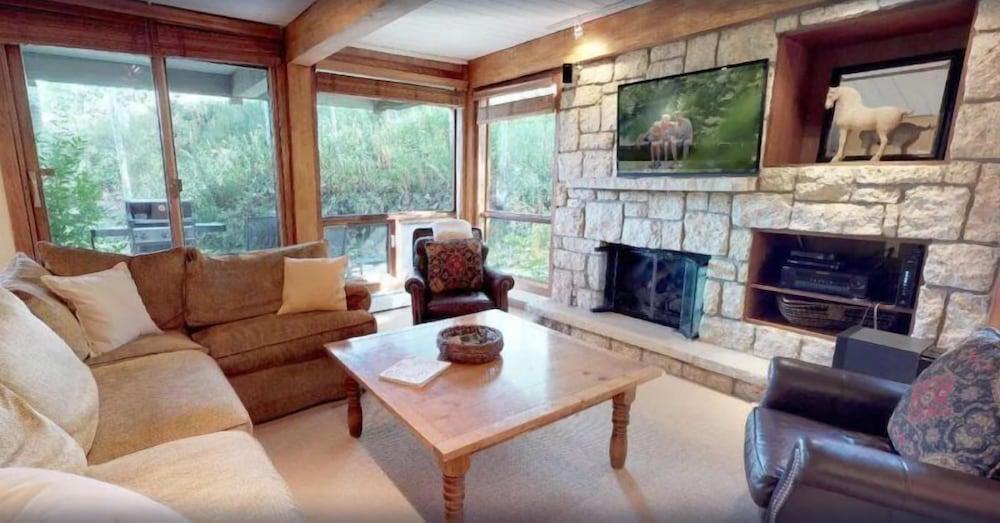 Warm and Cozy 3 Bedroom Ski In, Ski Out Condo in Snowmass Base Village