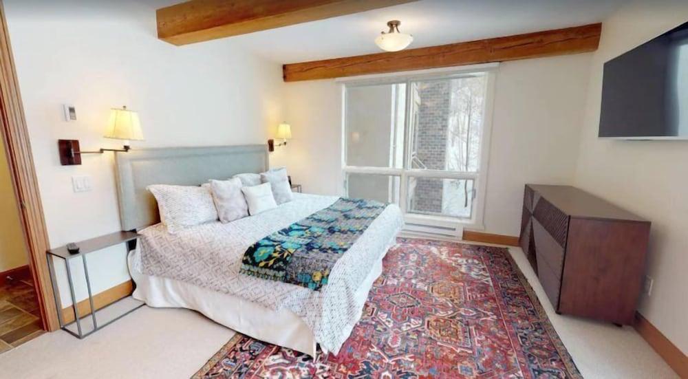 Ski In, Ski Out 4 Bedroom Condo in Snowmass Village With Pool and Hot Tubs