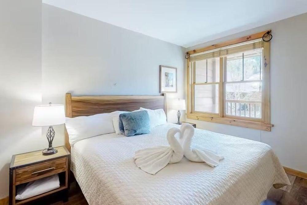 1 Bedroom Mountain Condo in River Run Village With Expansive Mountain Views and Walking Distance to Ski Slopes