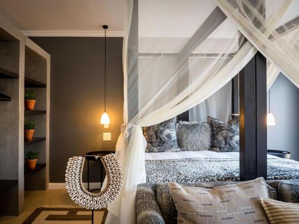 Safari Moon Luxury Bush Lodge