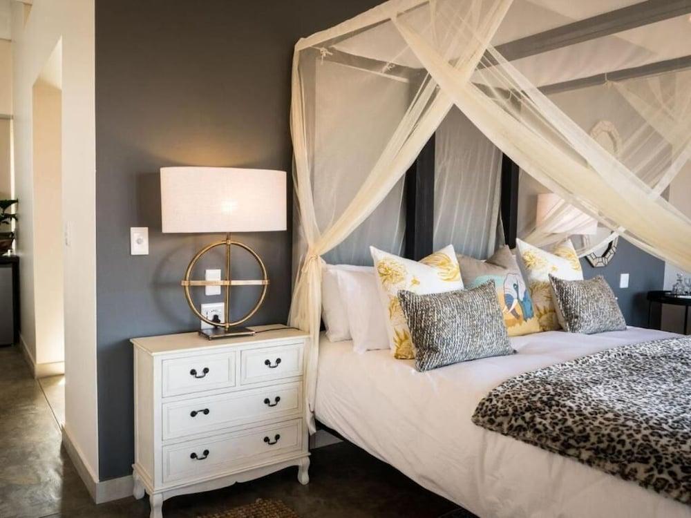 Safari Moon Luxury Bush Lodge