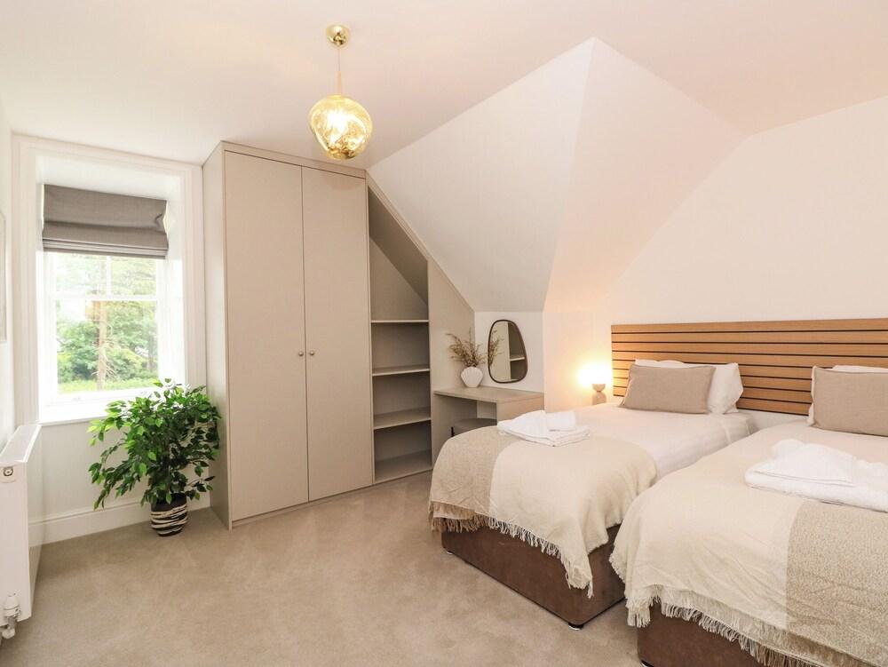 The Arthur Suite Stone Cross Mansion