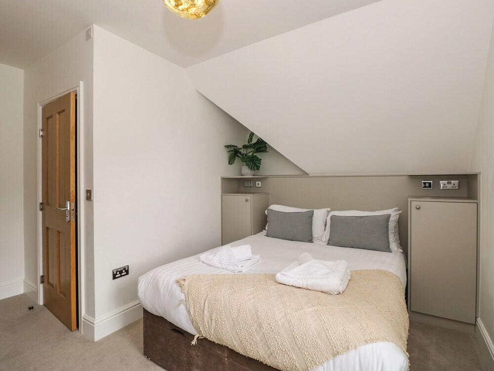 The Arthur Suite Stone Cross Mansion