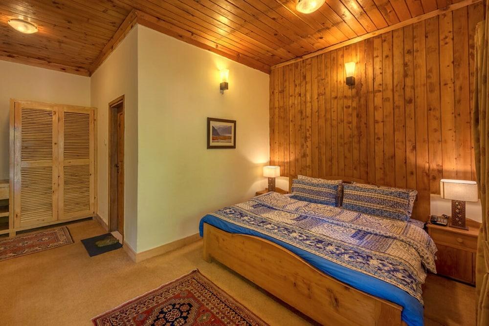 Pine Park Edge Resort Khanian