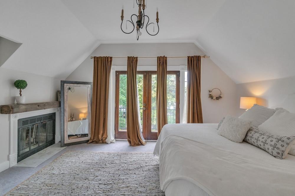 Orting Manor - Charming And Historic! 6 Bedroom Residence by Redawning