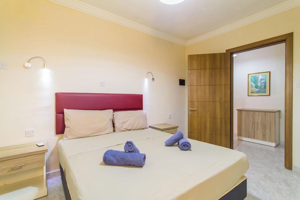 Merill Pool and Sea, charming Apart 1