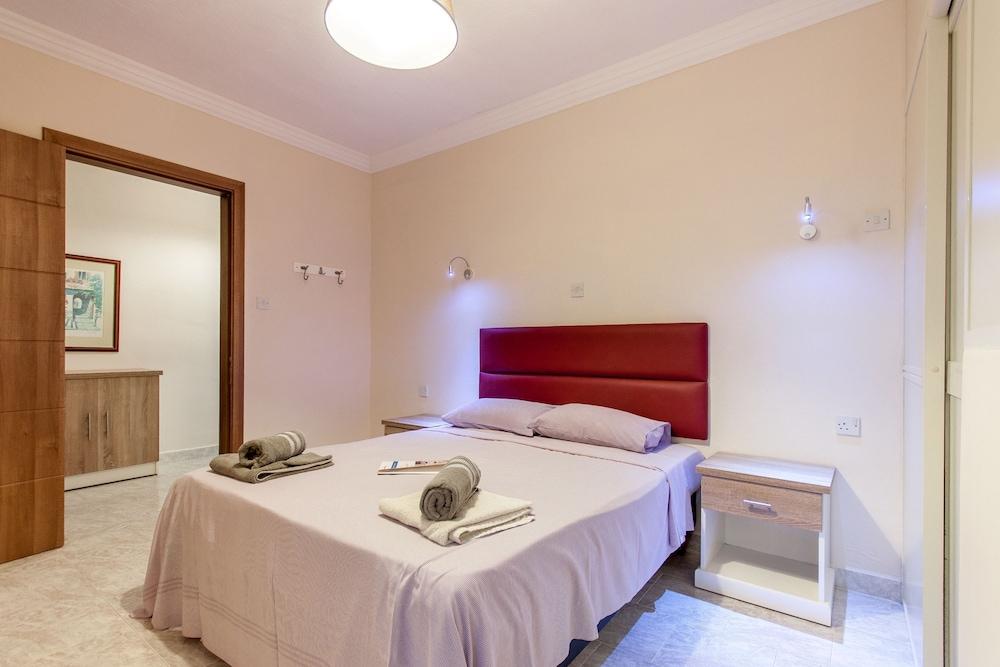 Pool and Sea, charming Merill Apart 4