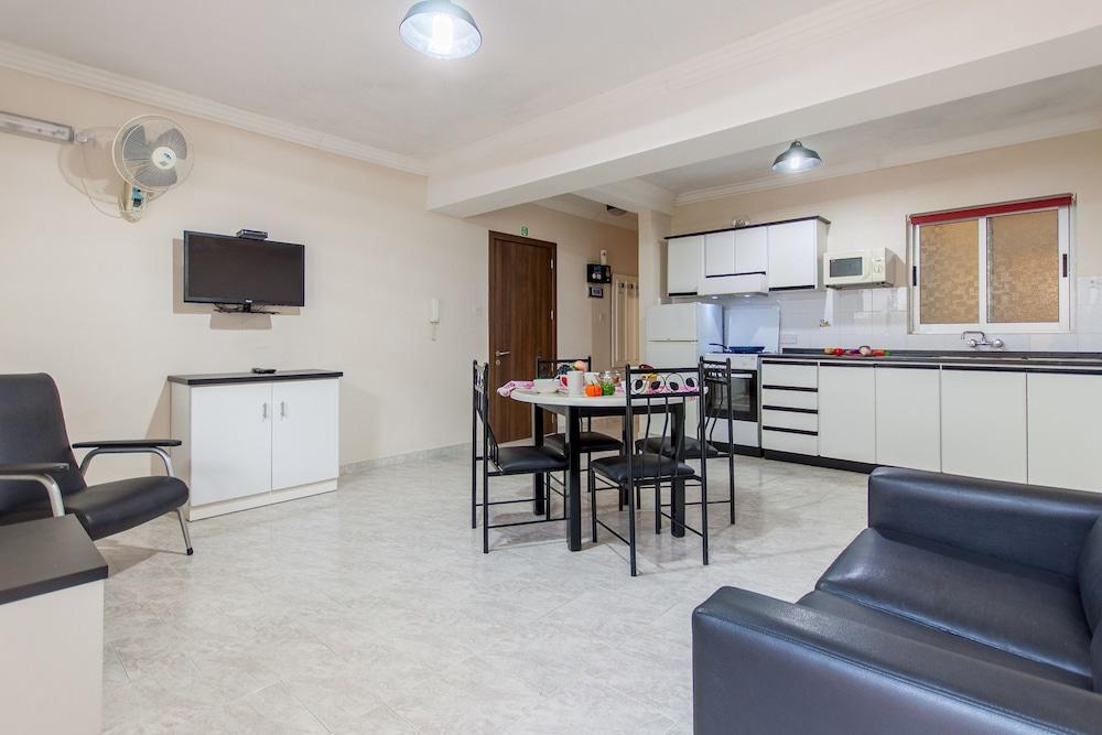 Pool and Sea, charming Merill Apart 3