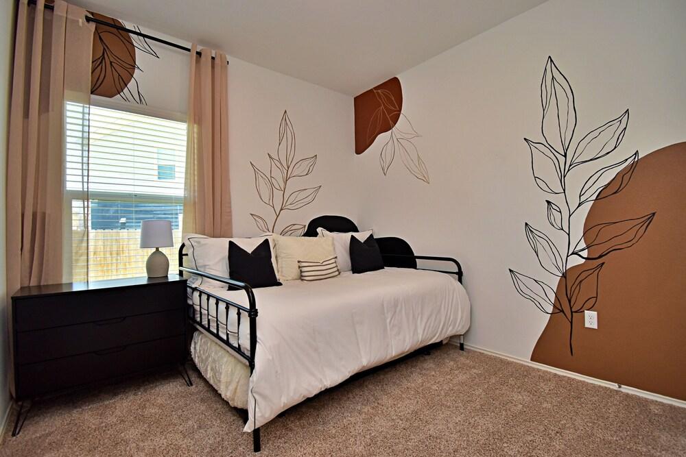 Long-term Stays Family-friendly Communal Pool!