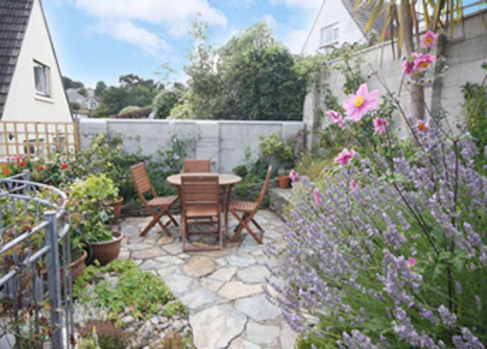 Detached House, 2 Bed, Sleeps 4, Parking