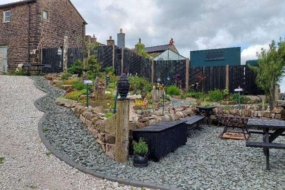 1 Bed Cottage - Sleeps 3 - Garden - Parking - Wifi