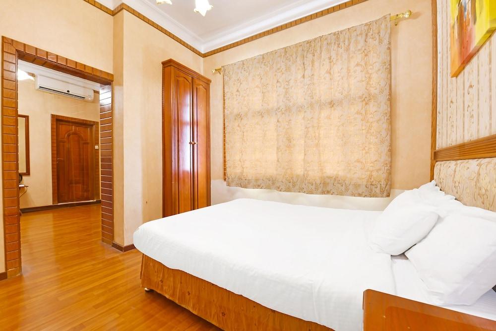 OYO 125 Moon Plaza Hotel