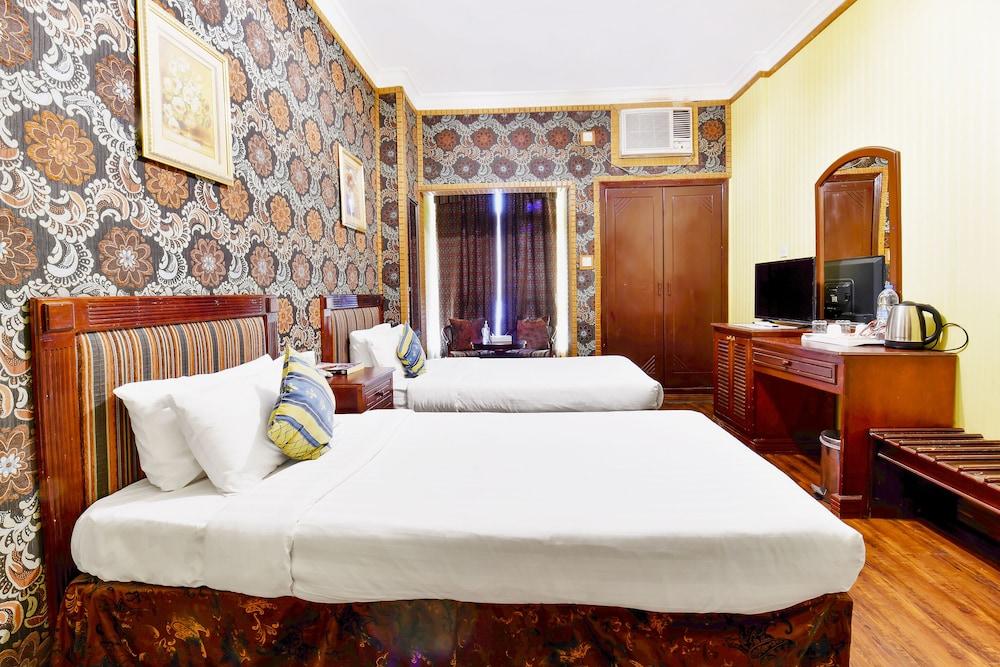 OYO 125 Moon Plaza Hotel