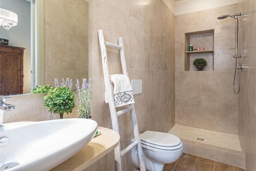 Casa Janca in Lucca With 1 Bedrooms and 2 Bathrooms