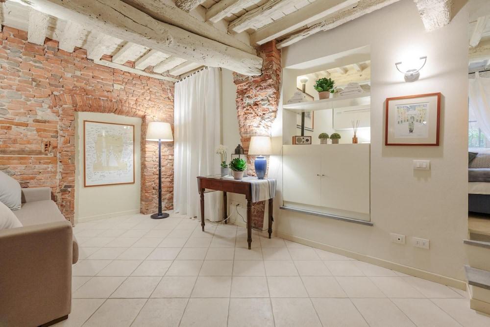 The 1400 s Apartment