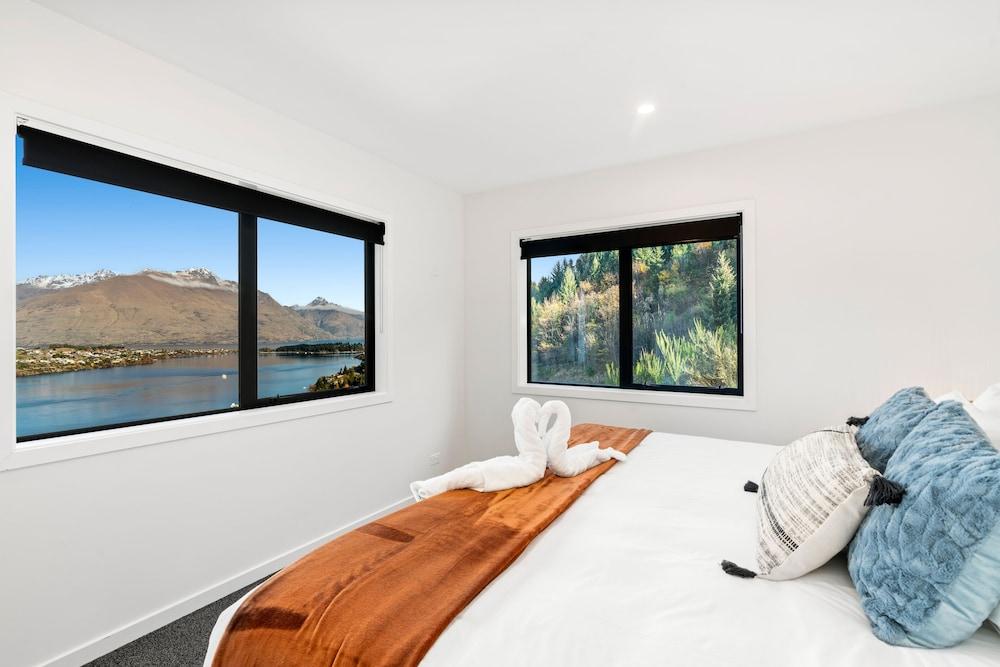 A LUCKIE CHARM - 5-BEDROOM TOWNHOUSE