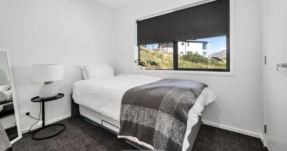 A LUCKIE CHARM - 8 BEDROOM TOWNHOUSE