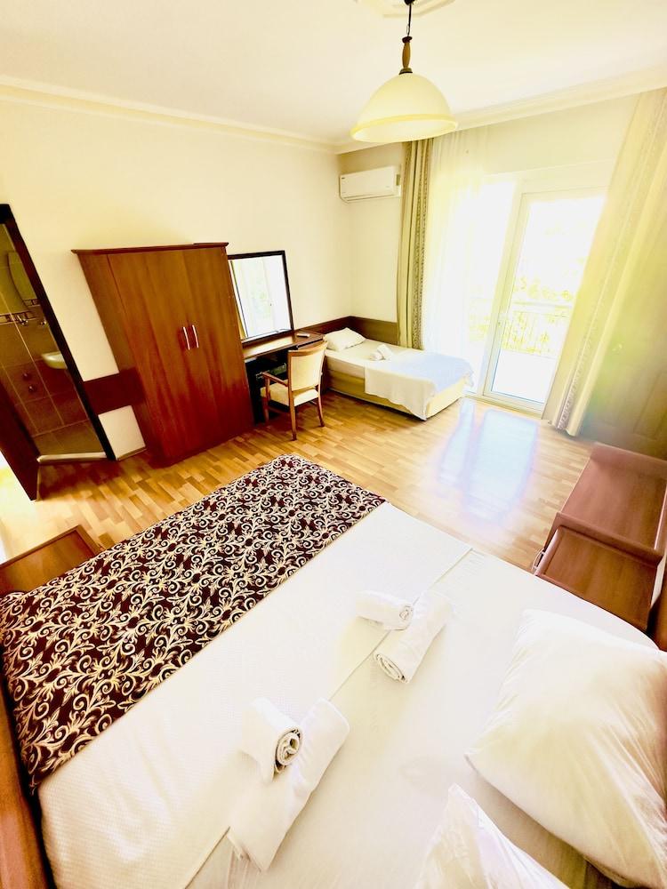 Felicity Hotel & Bungalows