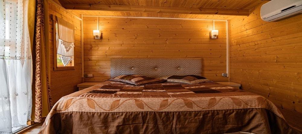 Felicity Hotel & Bungalows