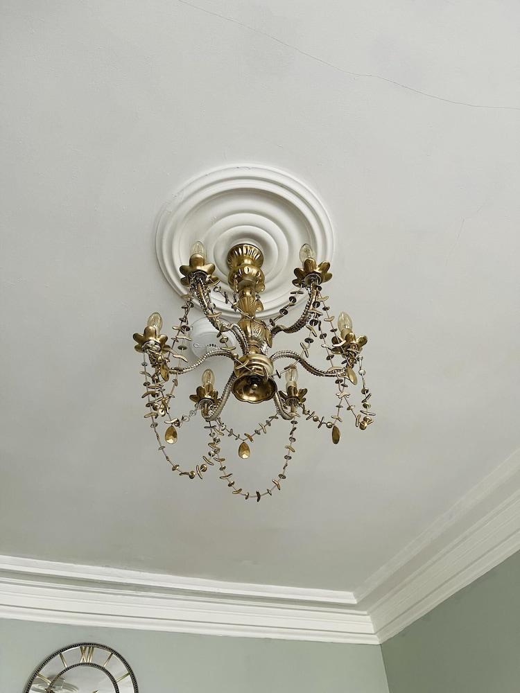 Charming 2-bedroom Apartment Located in Ayr