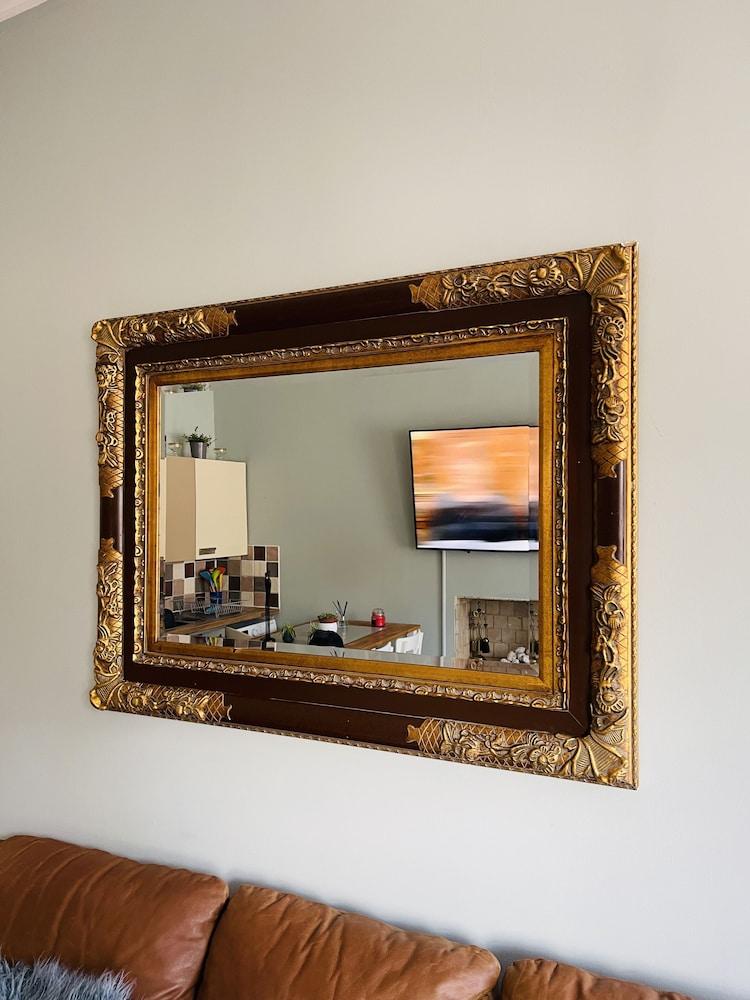 Charming 2-bedroom Apartment Located in Ayr