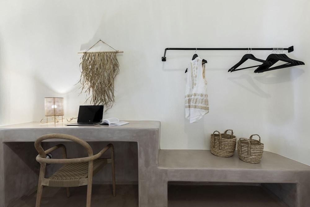 Acave Santorini Suites