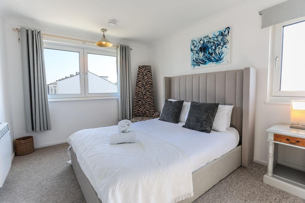 Tides - Beach Front Apartment in Bracklesham Bay