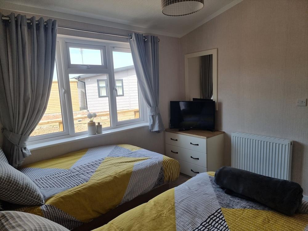 Luxury 2-bed Lodge in Routh, Hottub & Pet Friendly