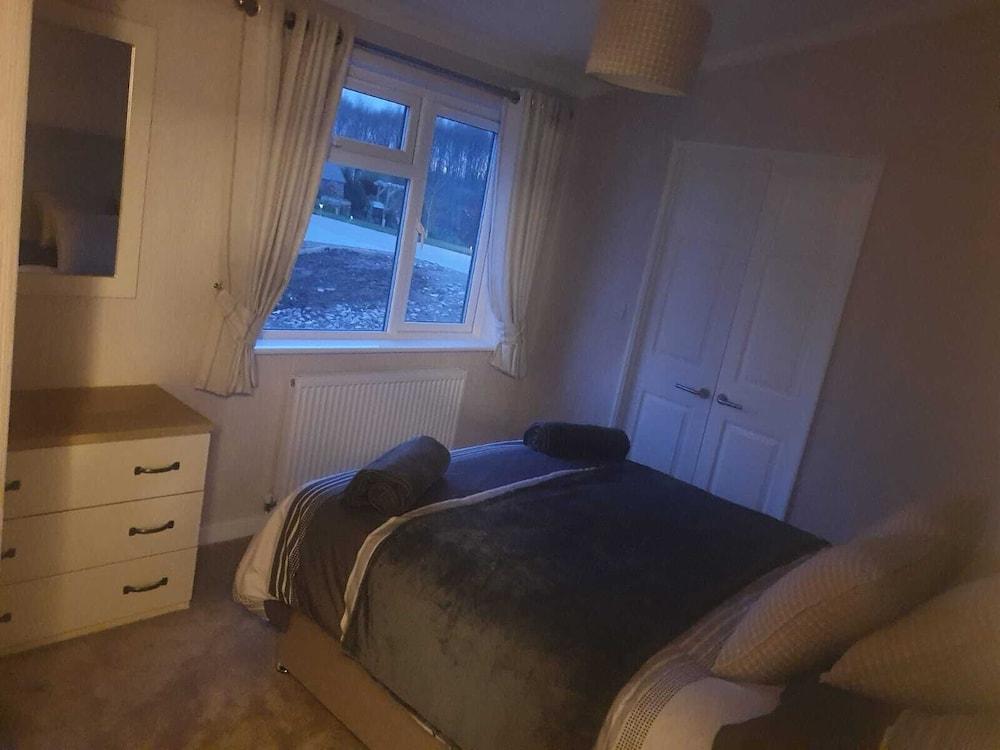 Luxury 2-bed Lodge in Routh, Hottub & Pet Friendly