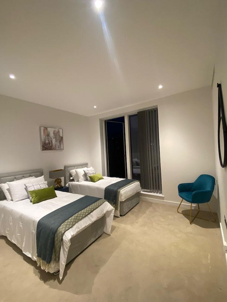 Marvelous 3 Bed Penthouse in Kewbridge