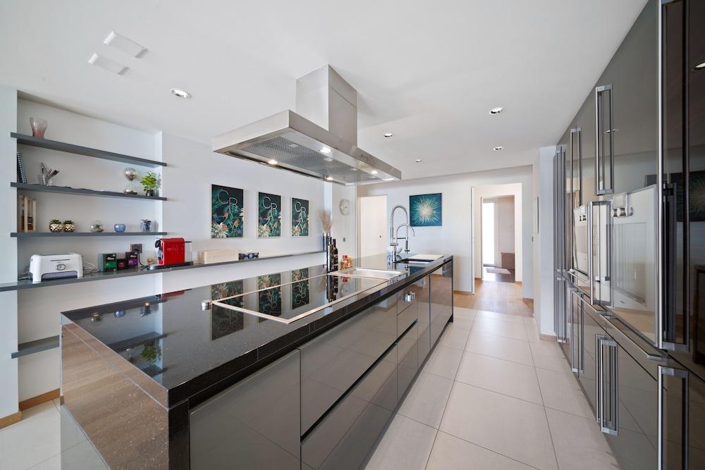 Montreux Panoramic Views 4BD Apartment