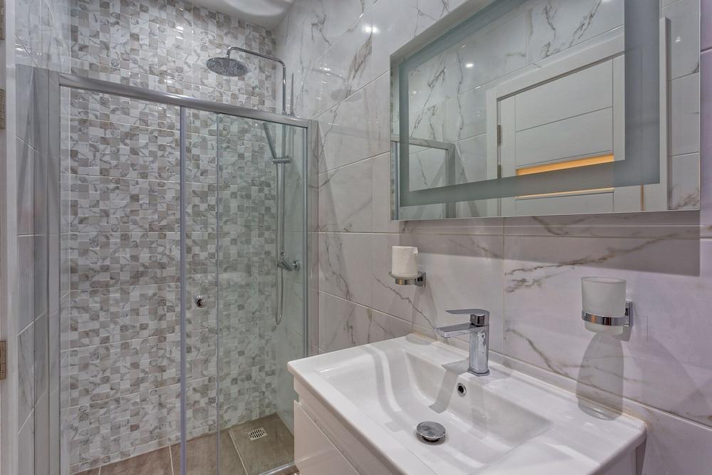 Gorgeous 1BR Apartment Steps to the Promenade