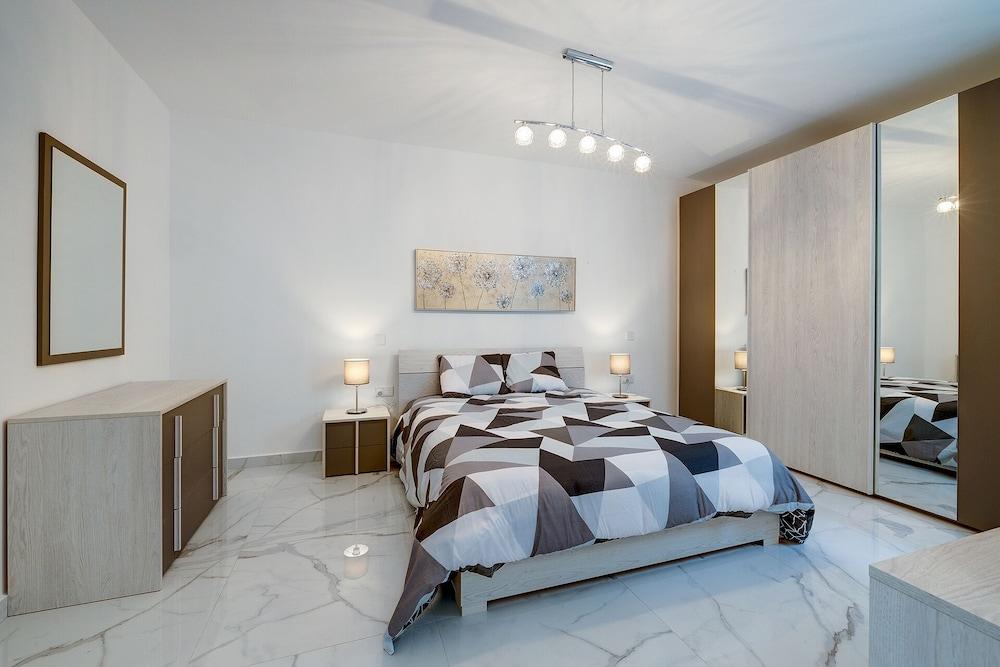 Deluxe Apartment Steps to St George's Bay