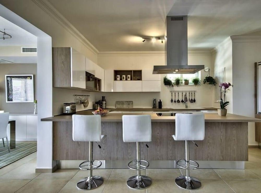 Luxury Apartment With Pool and Terrace, Top Location