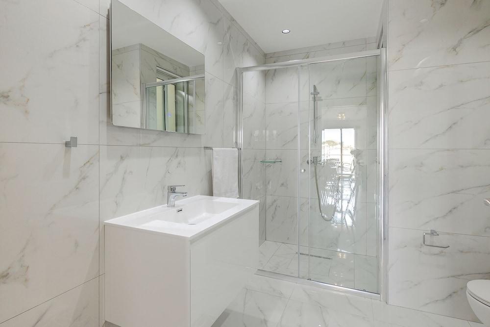 Splendid 2BR Apartment, Steps to St Georges Bay