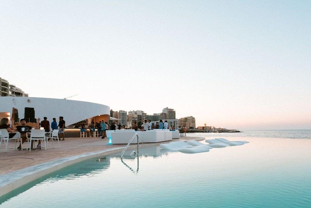 Deluxe 2BR Apartment in Central St Julian's