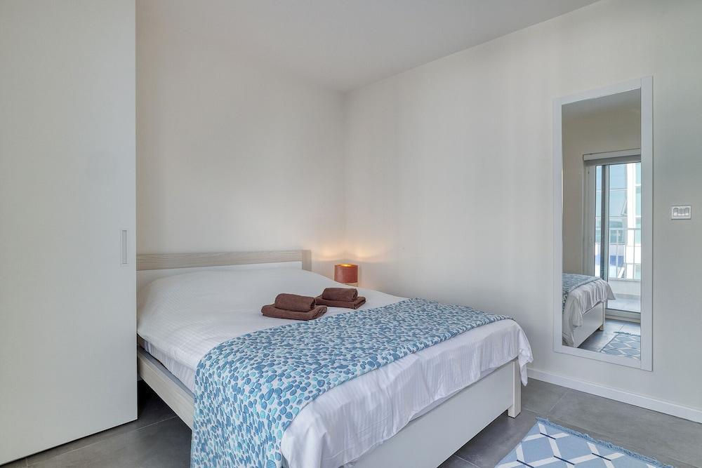 Stunning 3BR Apartment With Marina Views