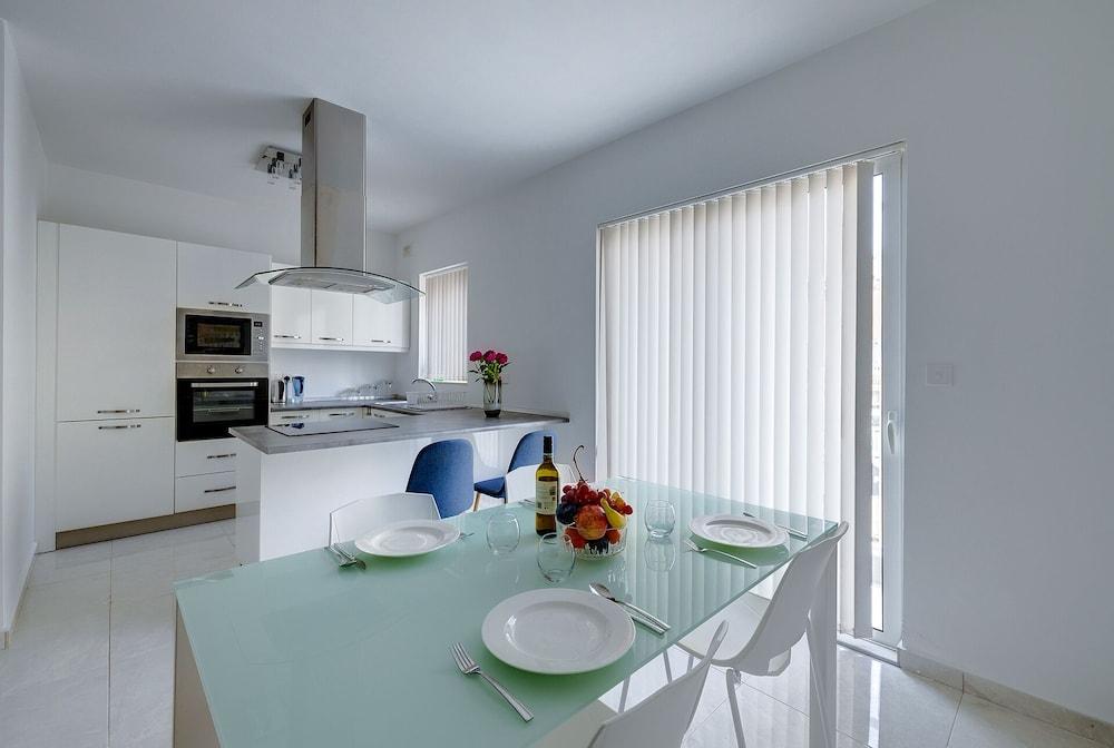 Spacious Apartment Steps to the Promenade